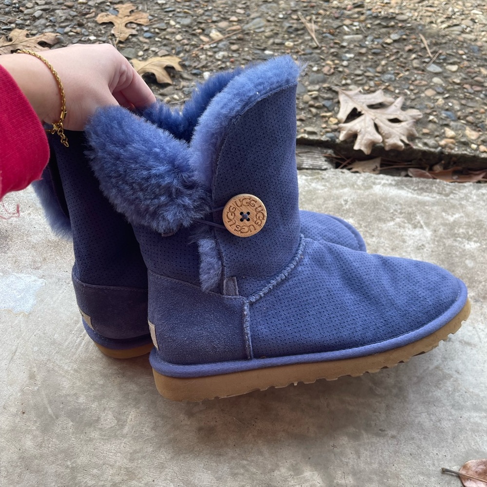 Women’s size 6 purple uggs. Like new